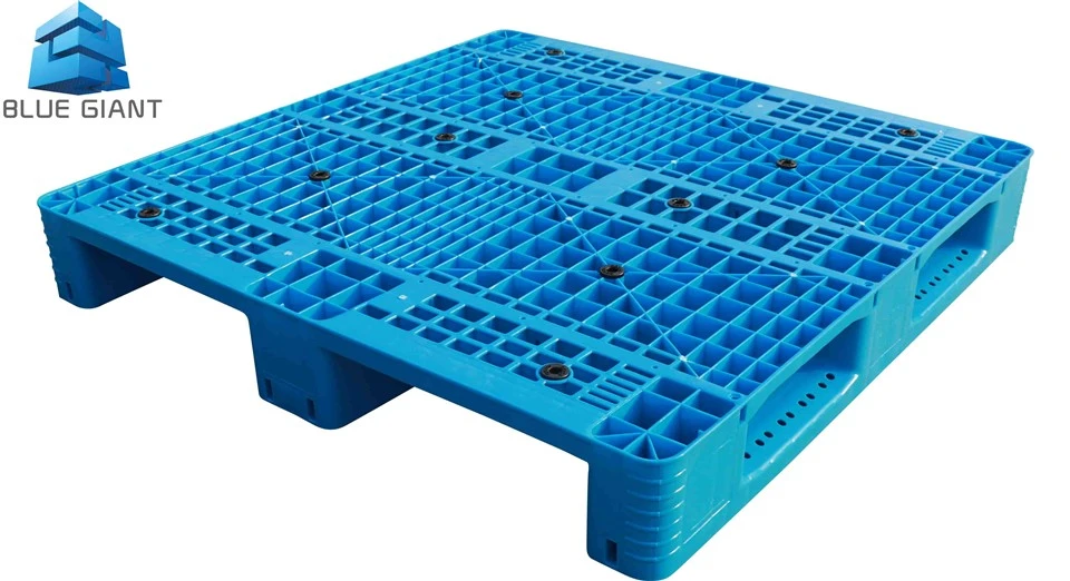 Palet de plastic cu ochiuri de plastic -